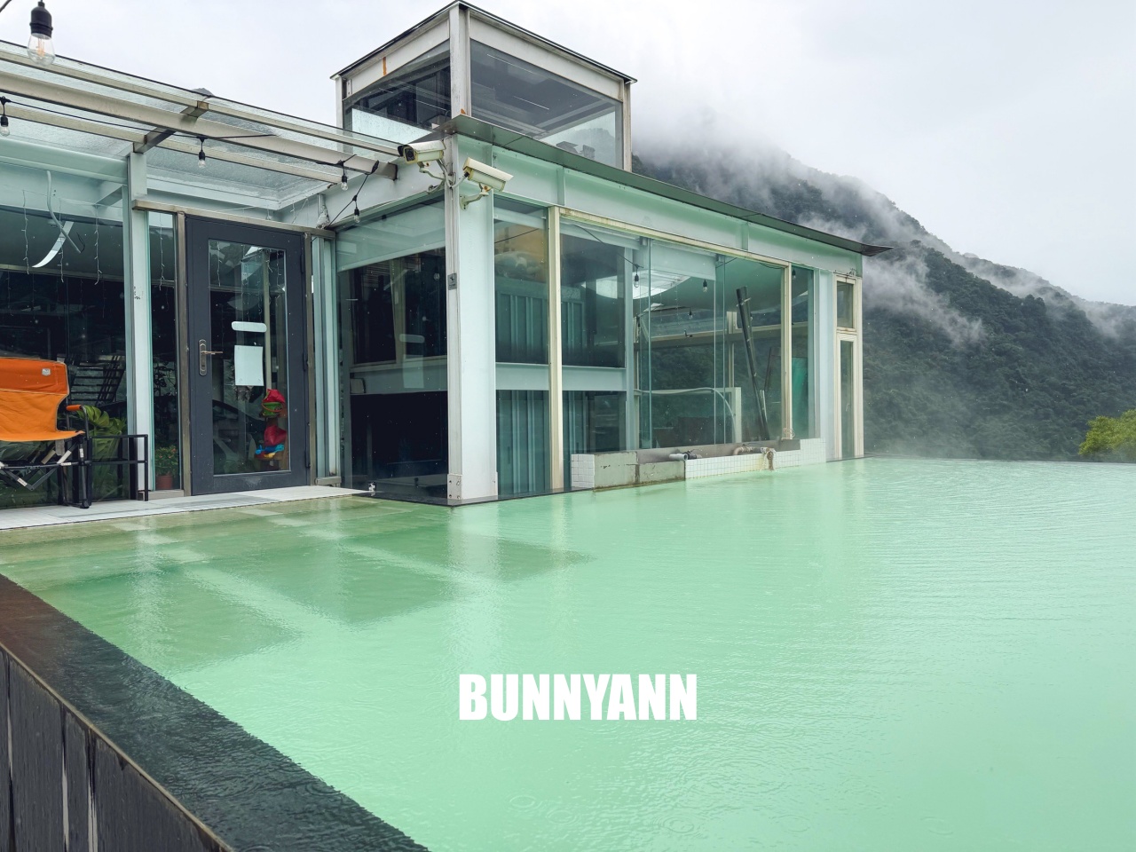 烏來溫泉【烏來旅晨溫泉民宿】隱身山頭的優質湯屋，夢幻Tiffany藍池子，邊泡湯邊看無敵山景。