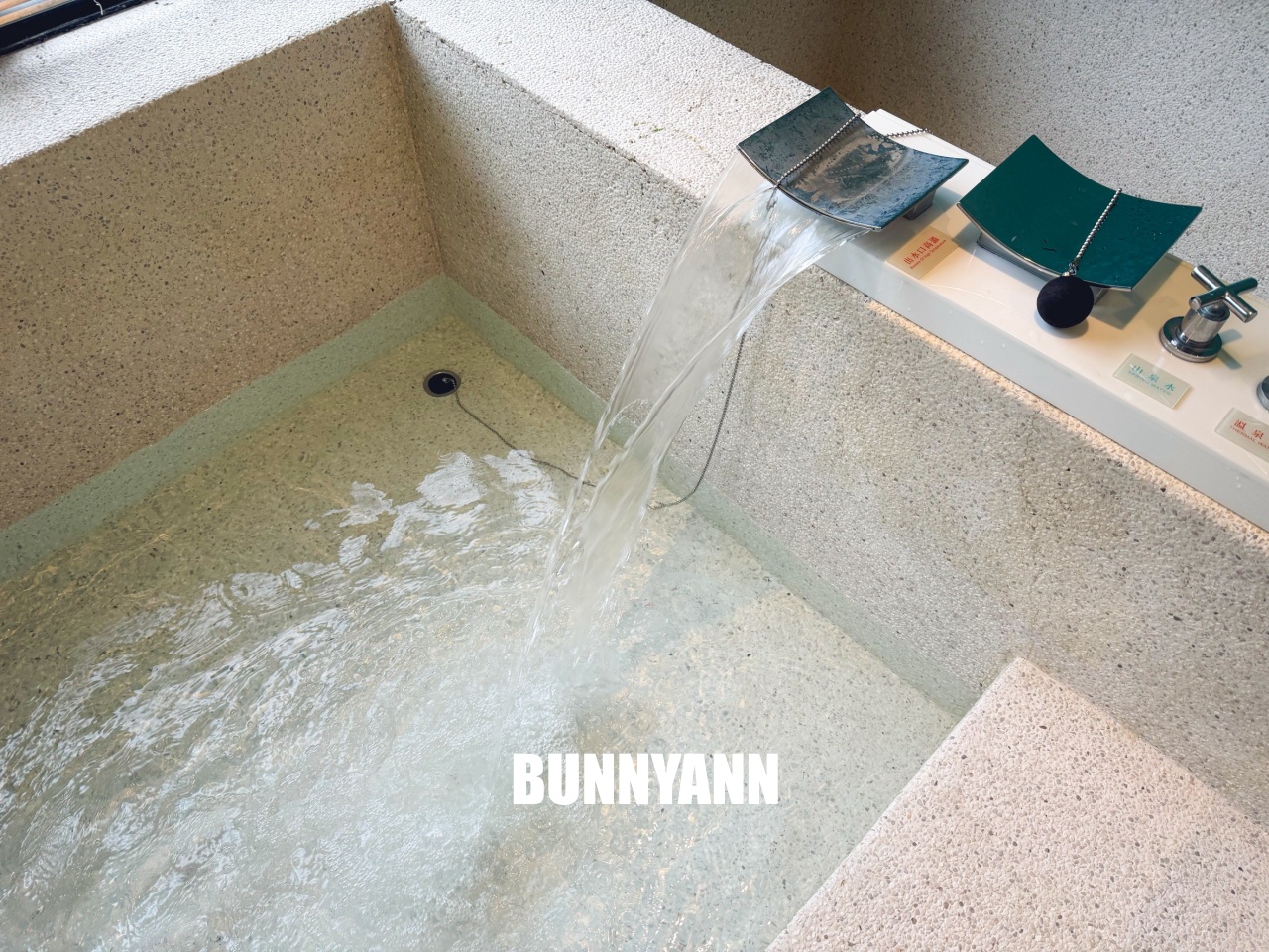 烏來溫泉【烏來旅晨溫泉民宿】隱身山頭的優質湯屋，夢幻Tiffany藍池子，邊泡湯邊看無敵山景。