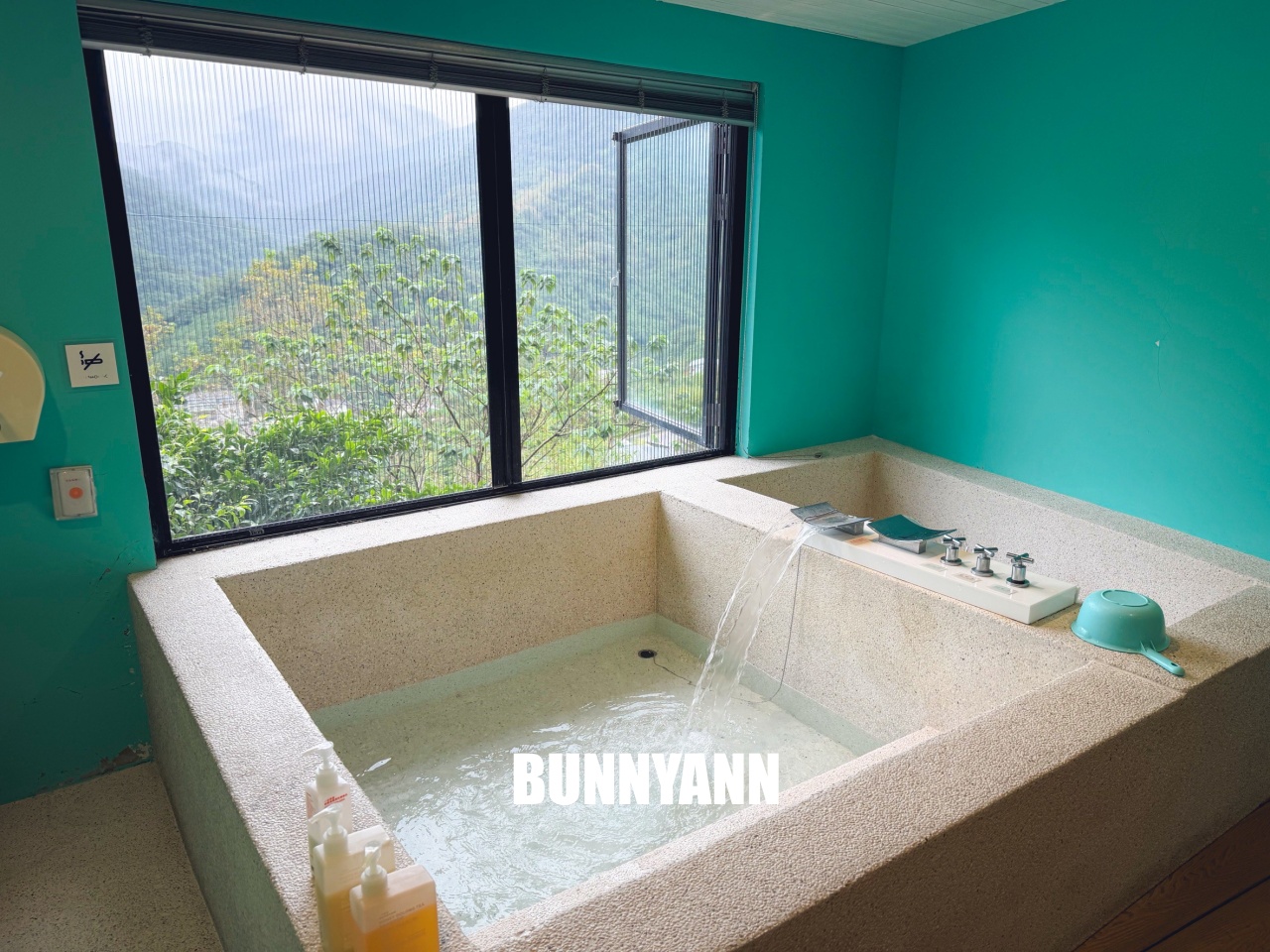 烏來溫泉【烏來旅晨溫泉民宿】隱身山頭的優質湯屋，夢幻Tiffany藍池子，邊泡湯邊看無敵山景。