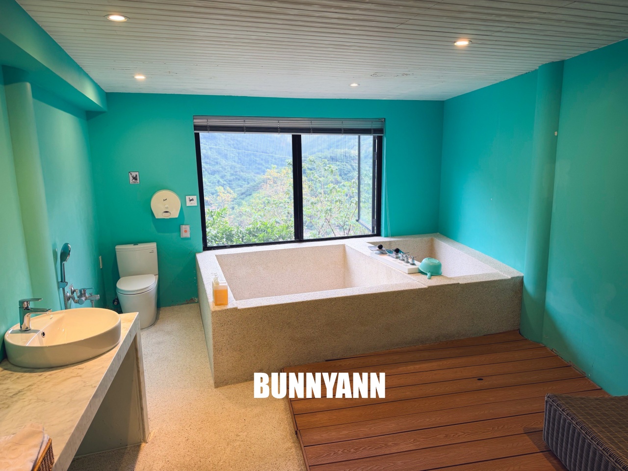 烏來溫泉【烏來旅晨溫泉民宿】隱身山頭的優質湯屋，夢幻Tiffany藍池子，邊泡湯邊看無敵山景。