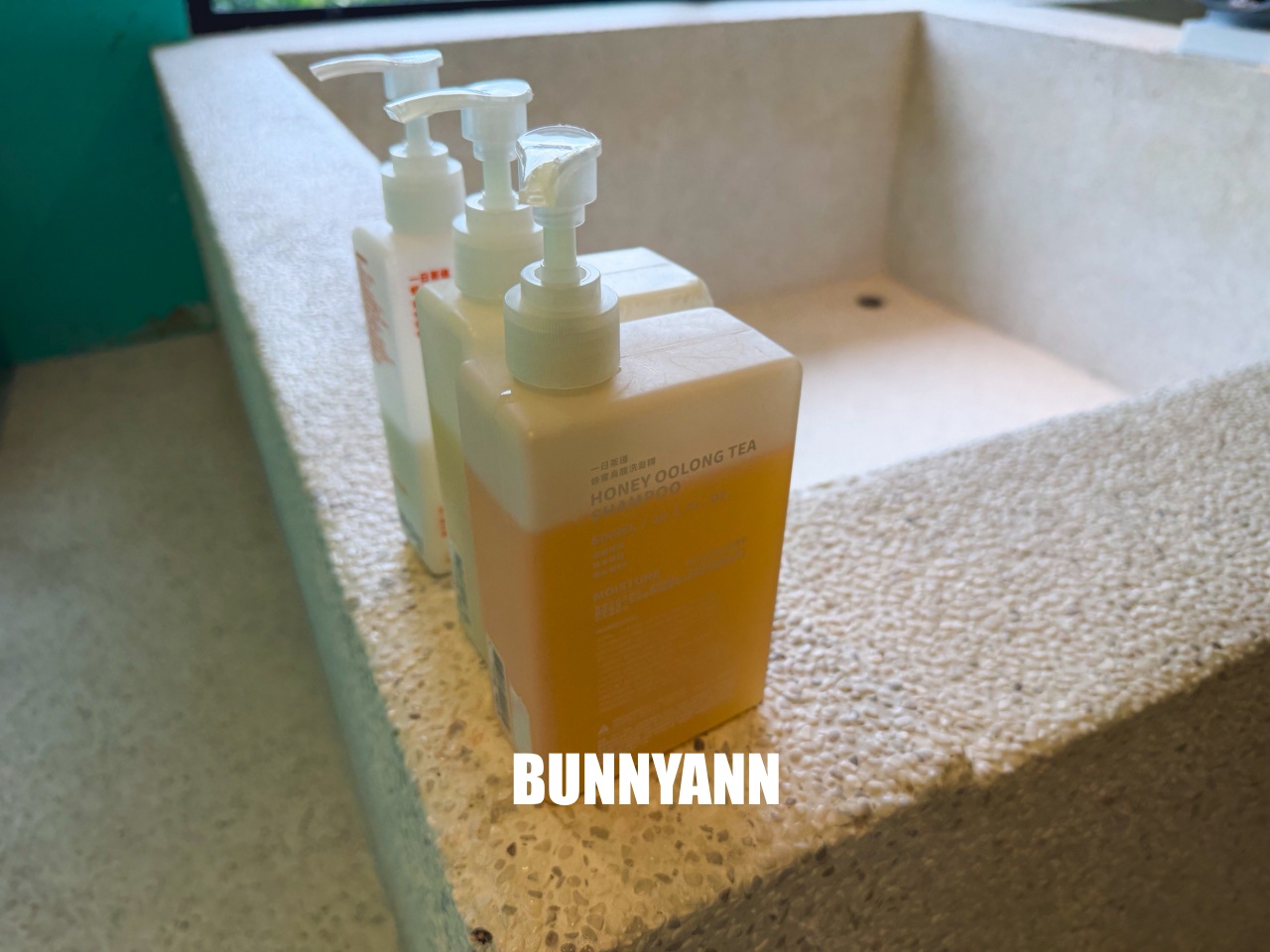 烏來溫泉【烏來旅晨溫泉民宿】隱身山頭的優質湯屋，夢幻Tiffany藍池子，邊泡湯邊看無敵山景。