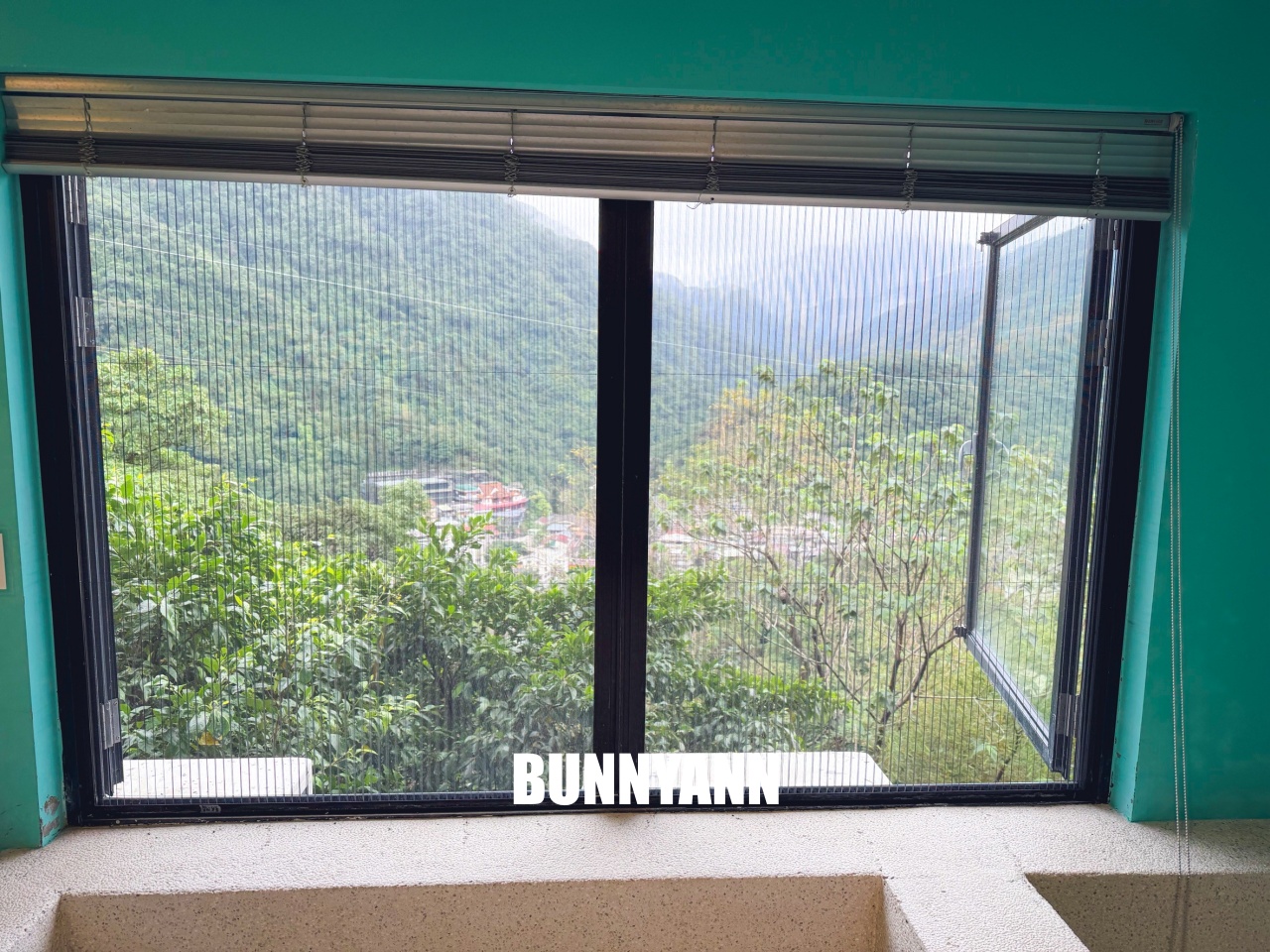 烏來溫泉【烏來旅晨溫泉民宿】隱身山頭的優質湯屋，夢幻Tiffany藍池子，邊泡湯邊看無敵山景。