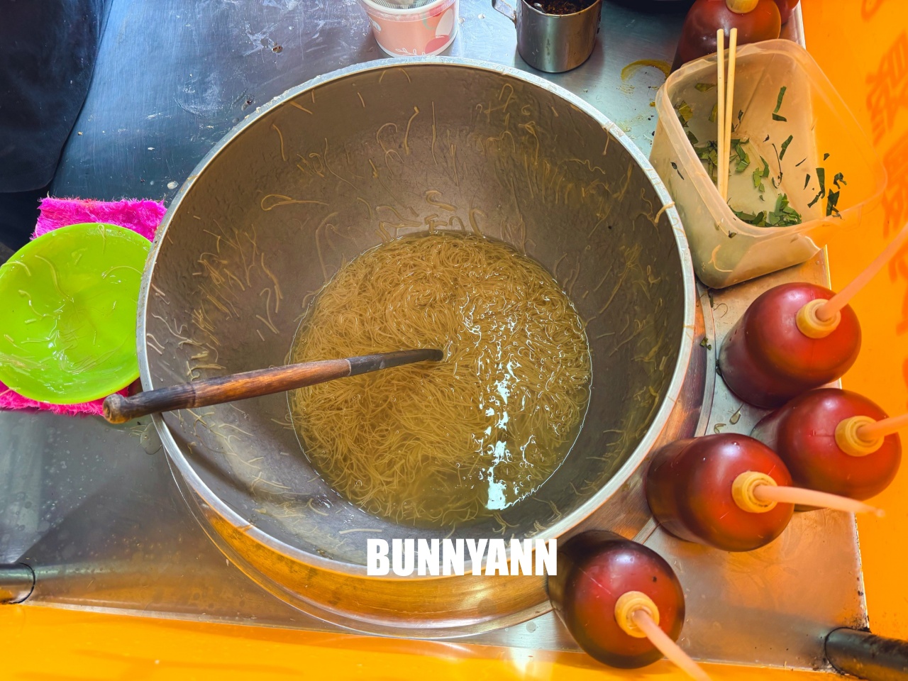 台中【樂群手工麵線】第五市場超狂排隊名店,一週只賣三天,滿滿大腸蚵仔肉羹必吃攻略。 台中【樂群手工麵線】第五市場超狂排隊名店,一週只賣三天,滿滿大腸蚵仔肉羹必吃攻略。