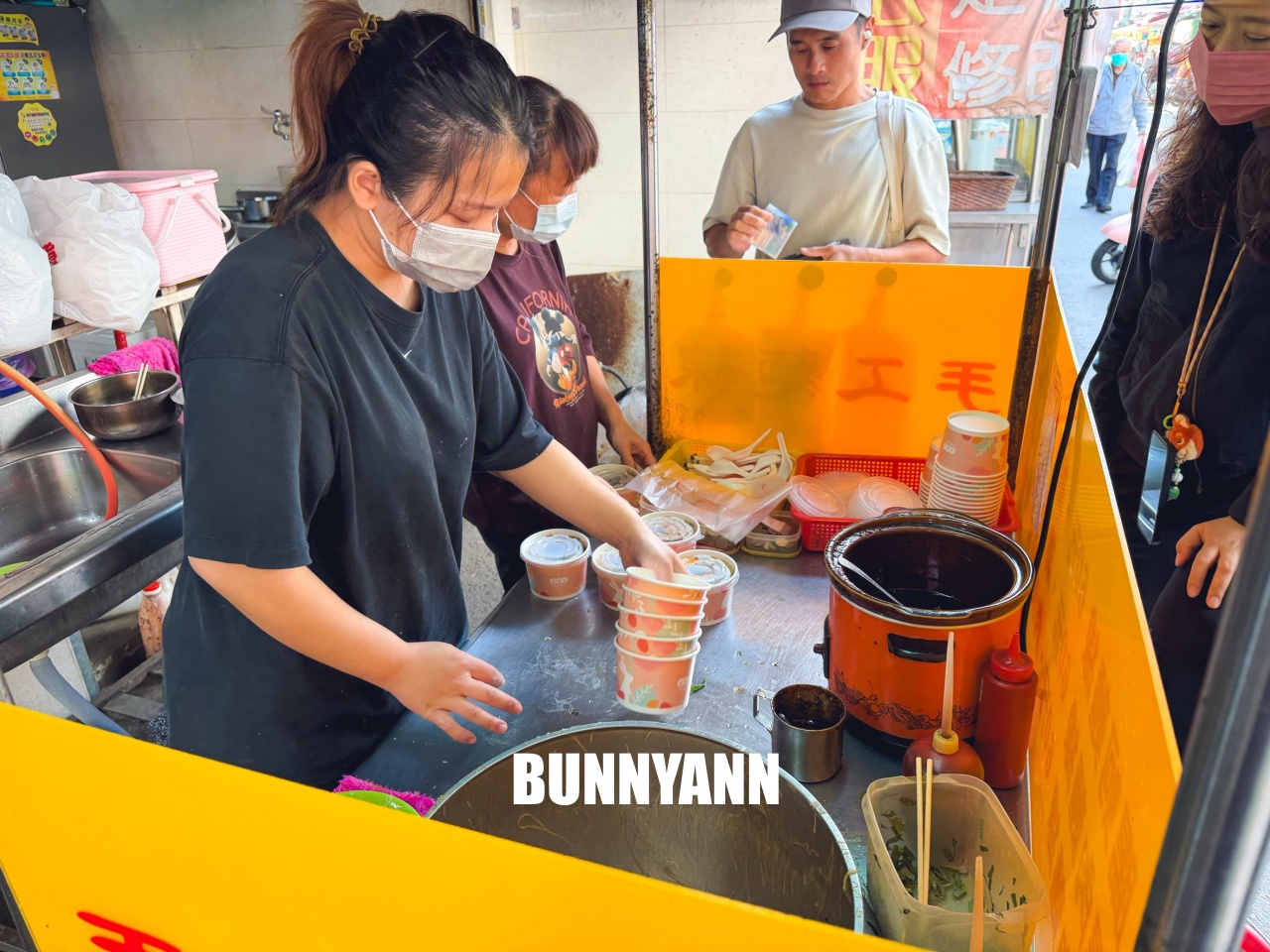 台中【樂群手工麵線】第五市場超狂排隊名店,一週只賣三天,滿滿大腸蚵仔肉羹必吃攻略。 台中【樂群手工麵線】第五市場超狂排隊名店,一週只賣三天,滿滿大腸蚵仔肉羹必吃攻略。