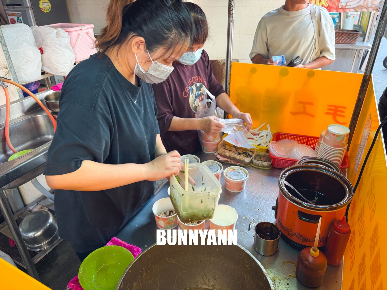 台中【樂群手工麵線】第五市場超狂排隊名店,一週只賣三天,滿滿大腸蚵仔肉羹必吃攻略。 台中【樂群手工麵線】第五市場超狂排隊名店,一週只賣三天,滿滿大腸蚵仔肉羹必吃攻略。