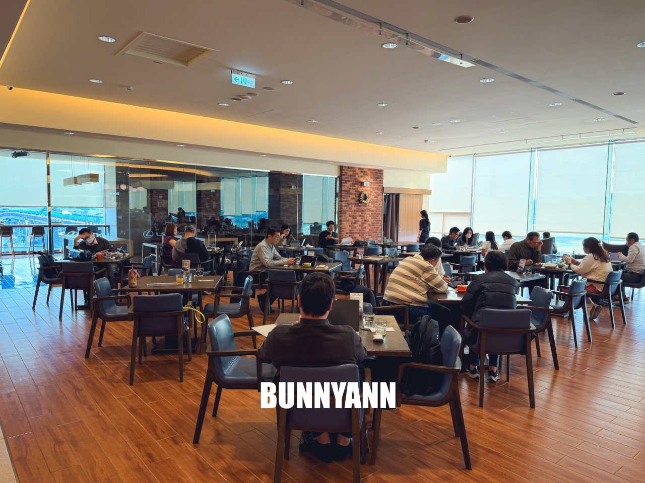 台北【國都LEXUS濱江服務廠】全台最美貴賓休息室，精品 UCC 咖啡、看飛機起降一日遊。