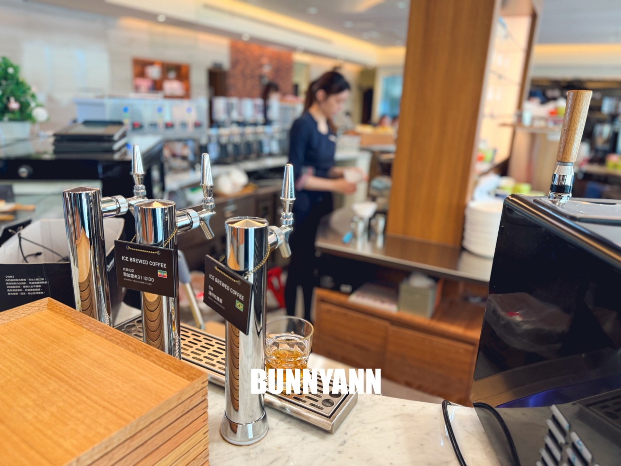 台北【國都LEXUS濱江服務廠】全台最美貴賓休息室，精品 UCC 咖啡、看飛機起降一日遊。