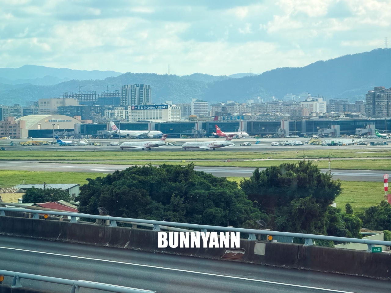 台北【國都LEXUS濱江服務廠】全台最美貴賓休息室，精品 UCC 咖啡、看飛機起降一日遊。