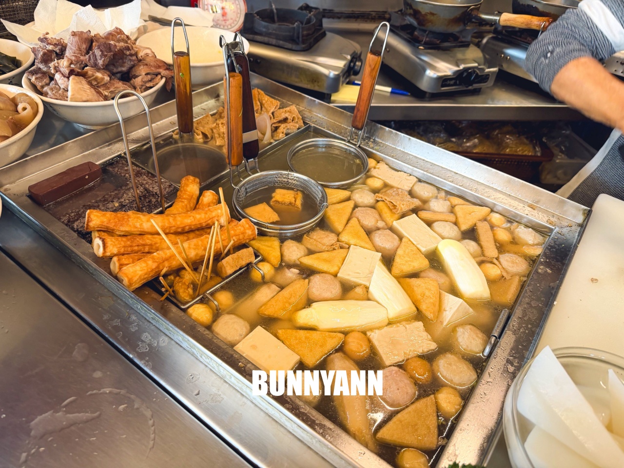 台南美食【津屋關東煮】台南轉運站旁超人氣名店，鍋燒意麵與菜頭滷超強。