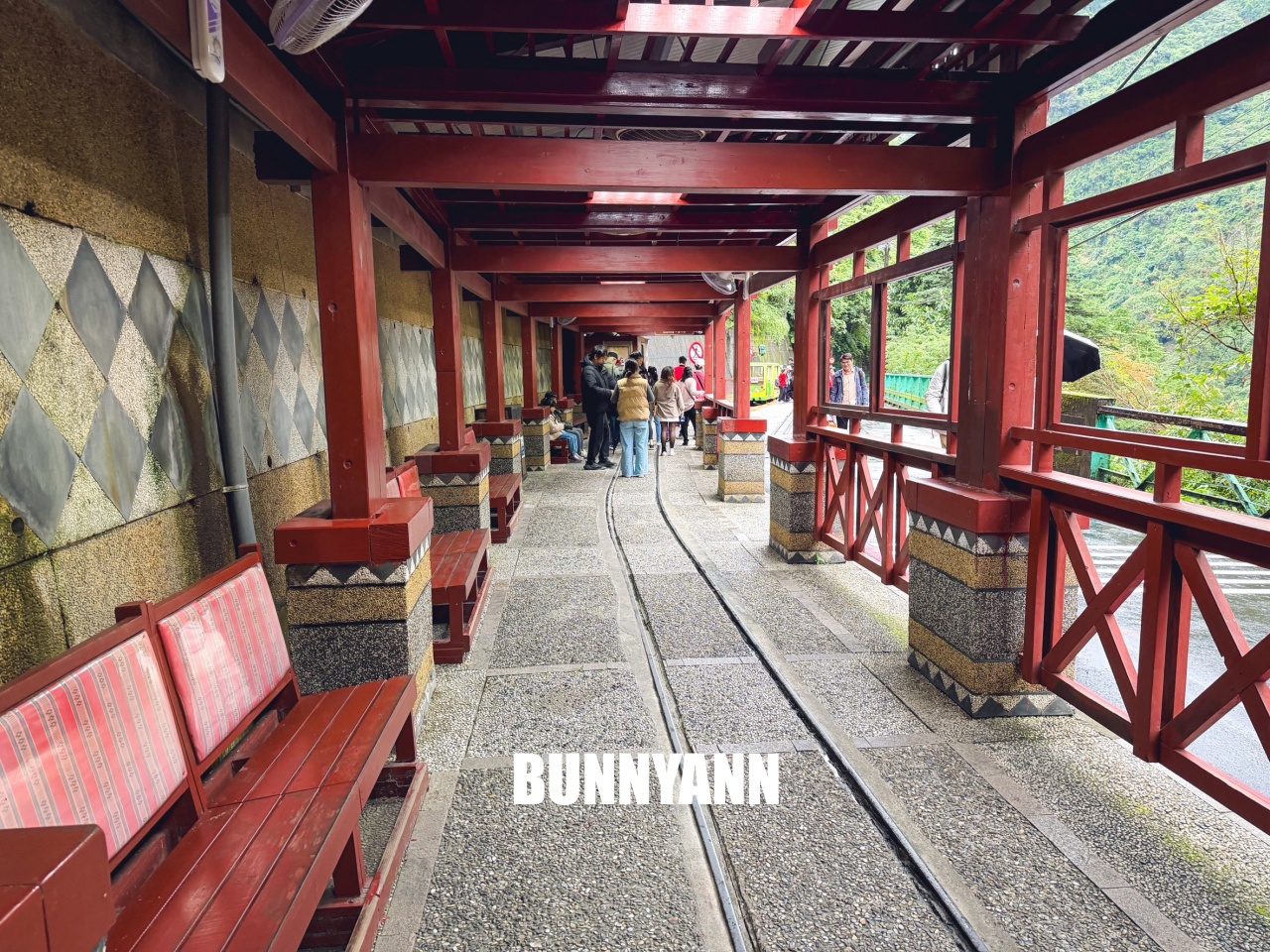 新北景點【烏來觀光台車】搭乘粉嫩小豬台車，穿梭隧道看絕美瀑布全攻略