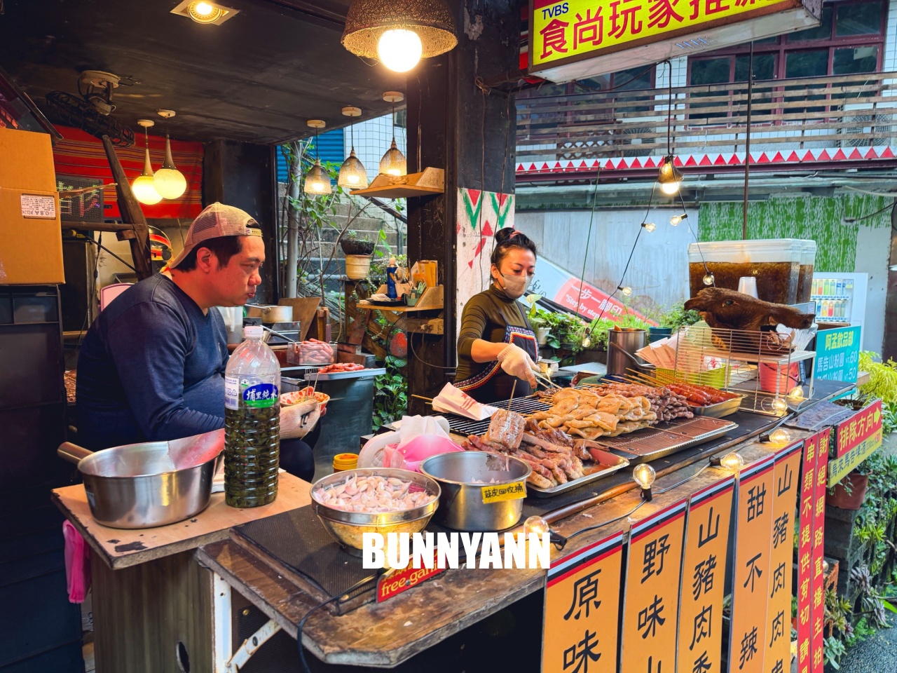 新北景點【烏來觀光台車】搭乘粉嫩小豬台車，穿梭隧道看絕美瀑布全攻略