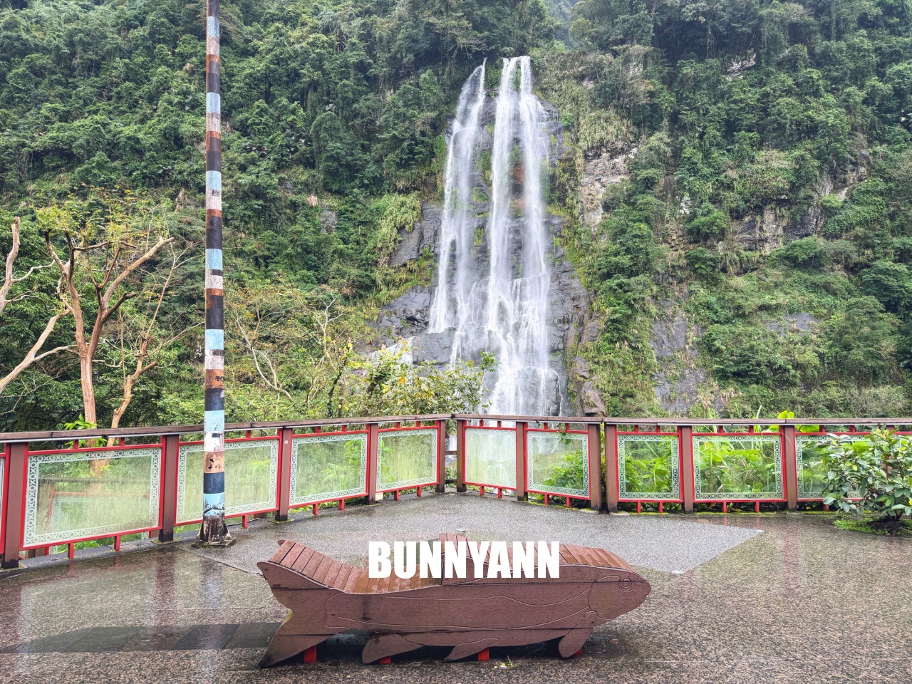 新北景點【烏來觀光台車】搭乘粉嫩小豬台車，穿梭隧道看絕美瀑布全攻略