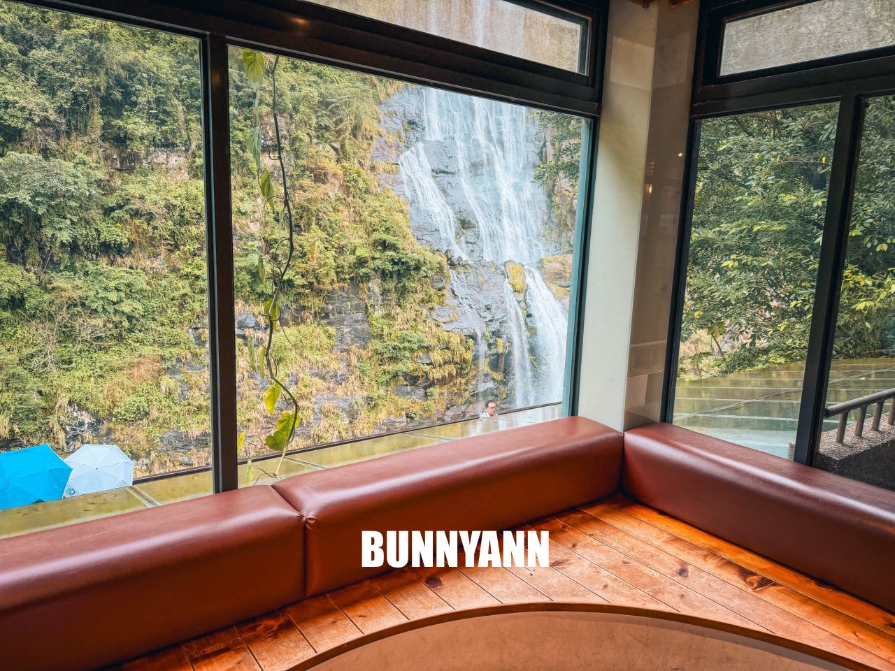 新北景點【烏來觀光台車】搭乘粉嫩小豬台車，穿梭隧道看絕美瀑布全攻略