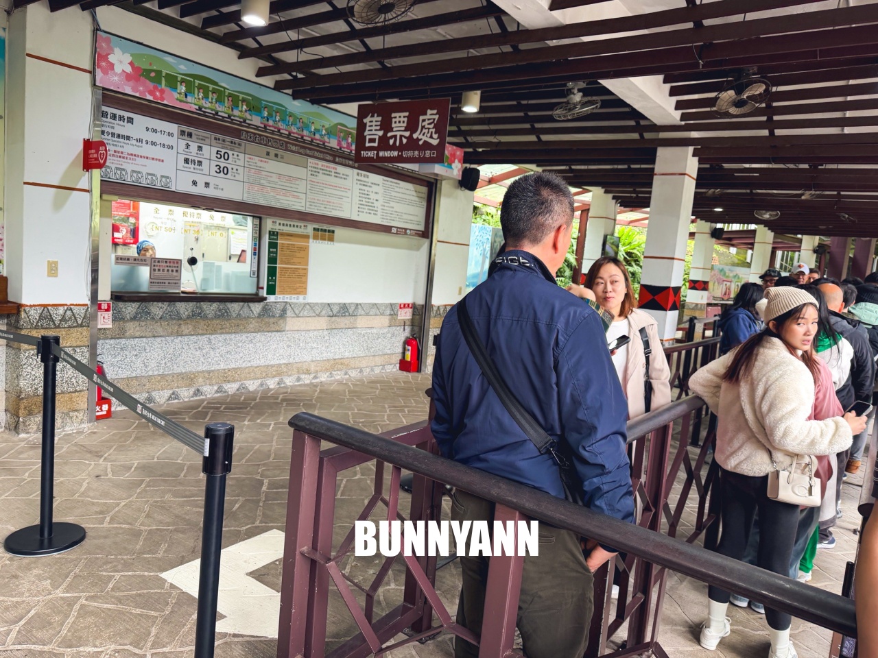 新北景點【烏來觀光台車】搭乘粉嫩小豬台車，穿梭隧道看絕美瀑布全攻略