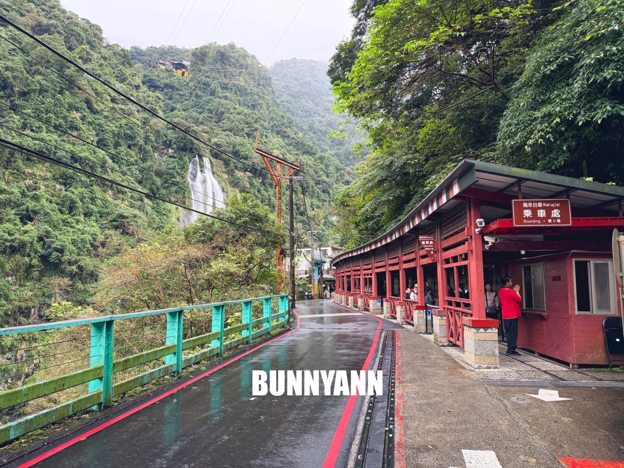 新北景點【烏來觀光台車】搭乘粉嫩小豬台車，穿梭隧道看絕美瀑布全攻略