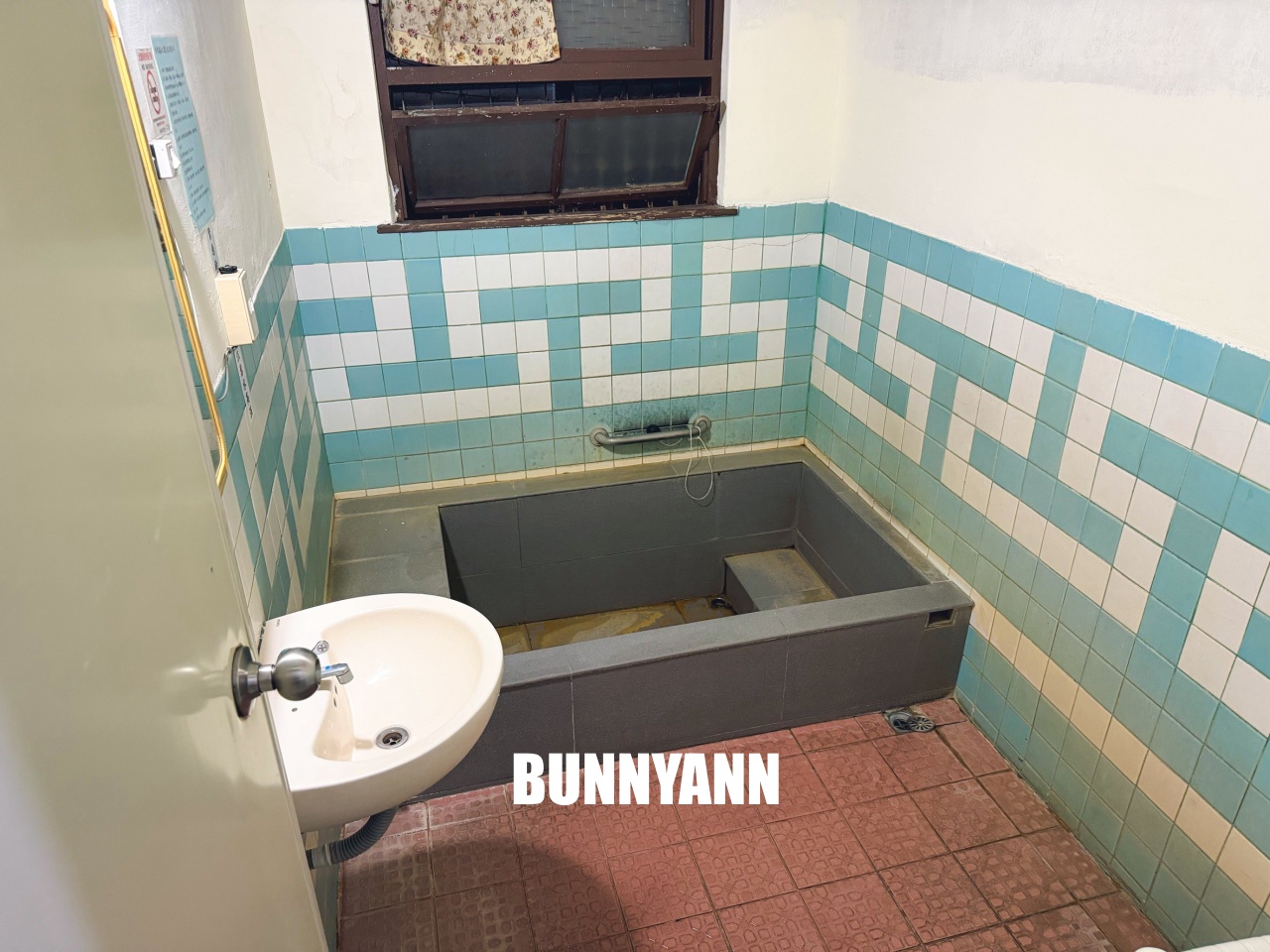 礁溪溫泉【玉清浴池】家庭湯屋大到能游泳，平價的在地老字號湯屋，門口就能停車。