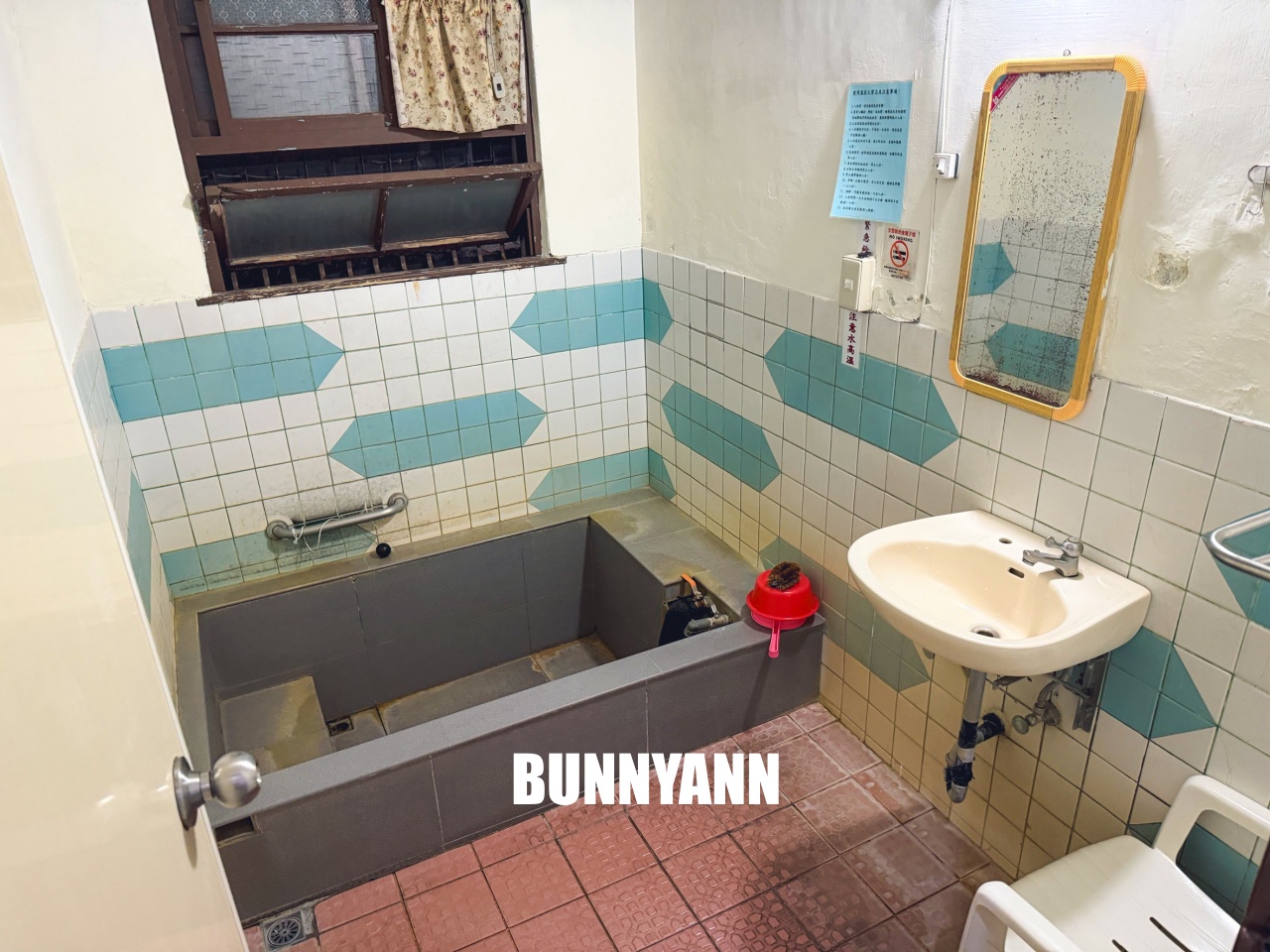 礁溪溫泉【玉清浴池】家庭湯屋大到能游泳，平價的在地老字號湯屋，門口就能停車。