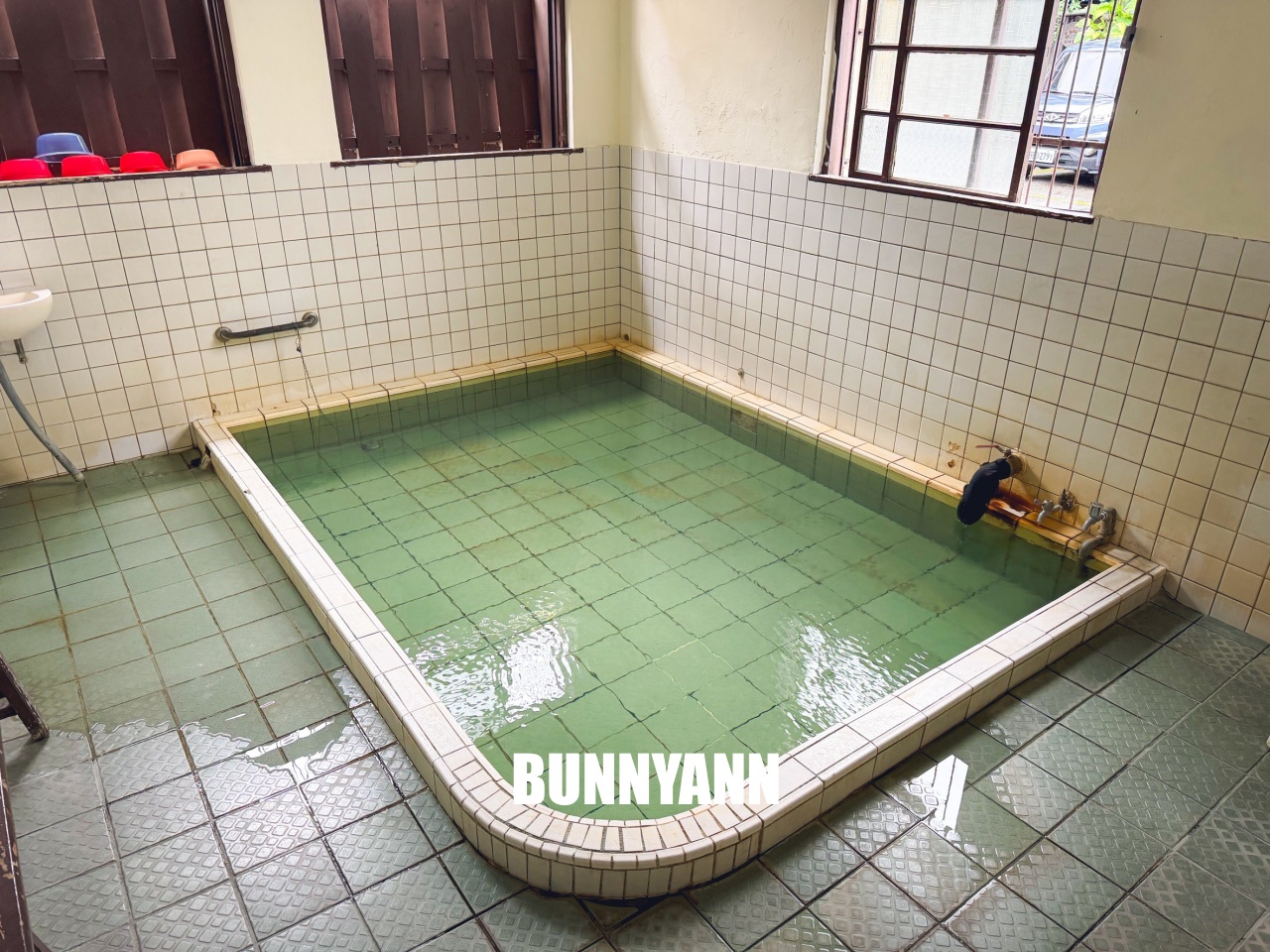 礁溪溫泉【玉清浴池】家庭湯屋大到能游泳，平價的在地老字號湯屋，門口就能停車。