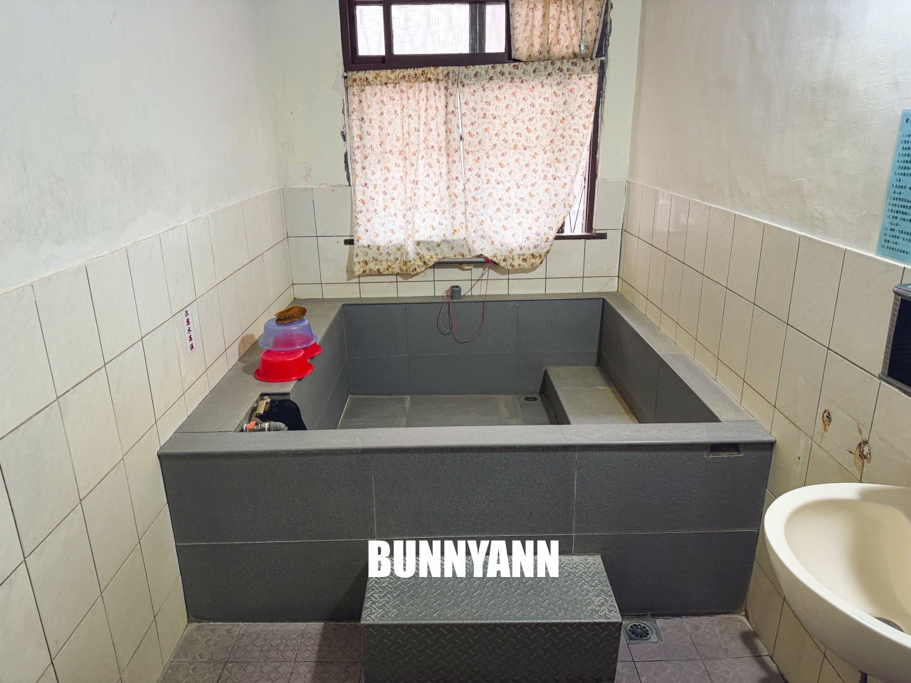 礁溪溫泉【玉清浴池】家庭湯屋大到能游泳，平價的在地老字號湯屋，門口就能停車。