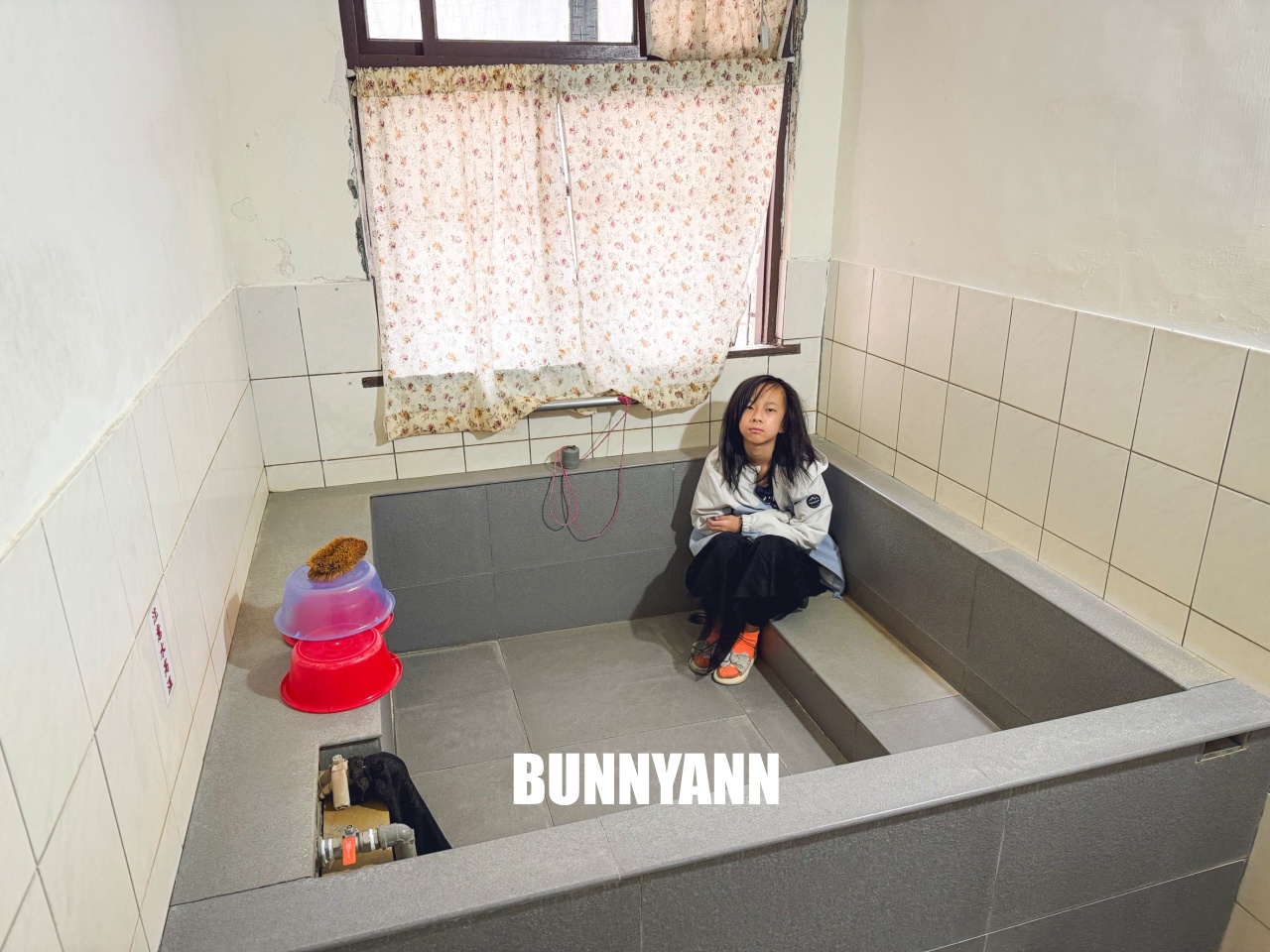 礁溪溫泉【玉清浴池】家庭湯屋大到能游泳，平價的在地老字號湯屋，門口就能停車。