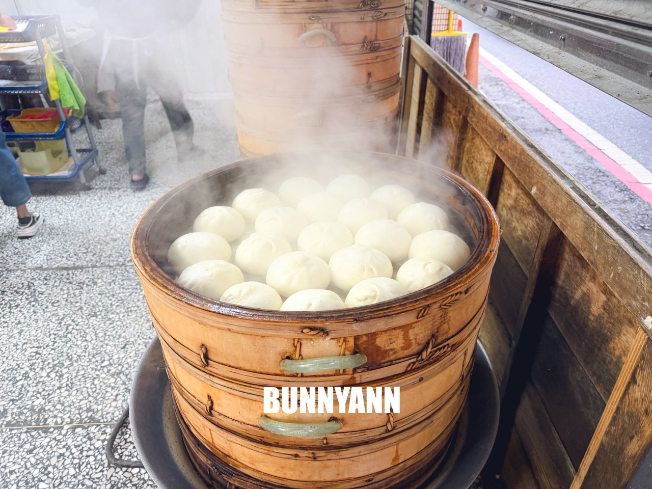 宜蘭【礁溪包子饅頭專賣店】沒排隊吃不到的傳奇肉包，出爐時間與限購攻略看這篇。