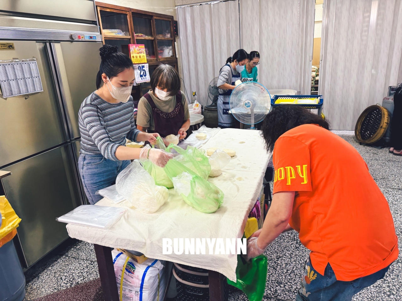 宜蘭【礁溪包子饅頭專賣店】沒排隊吃不到的傳奇肉包，出爐時間與限購攻略看這篇。