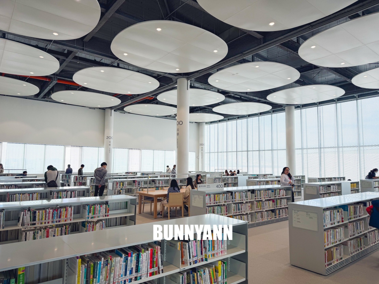 台中【臺中綠美圖】絕美公園中的圖書館,白色森林、雲朵閱讀區、親子停車全攻略。 台中【臺中綠美圖】絕美公園中的圖書館,白色森林、雲朵閱讀區、親子停車全攻略。