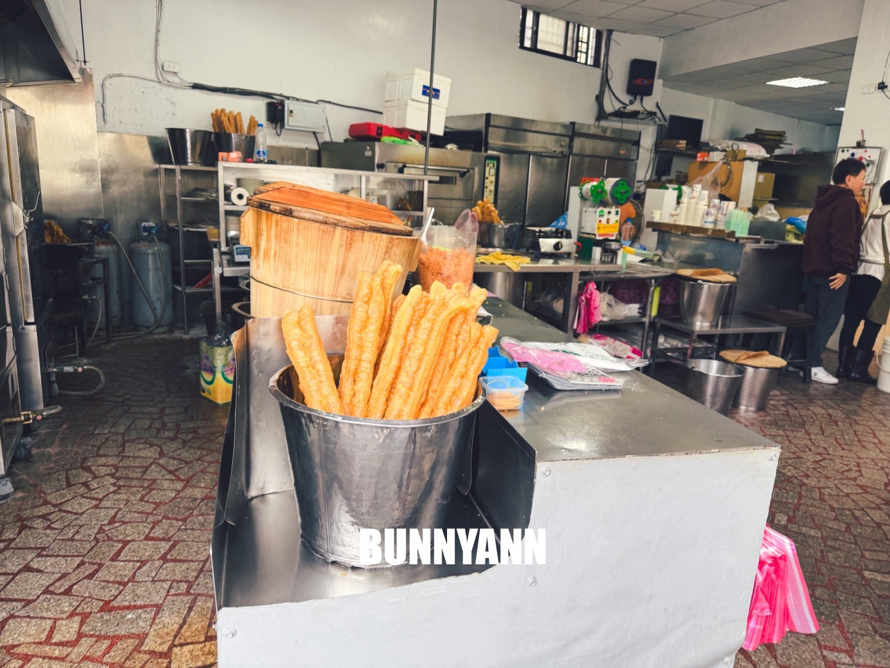 萬里美食【萬里豆漿伯】第三代接手一甲子美味，必吃粉漿蛋餅與美味油飯。