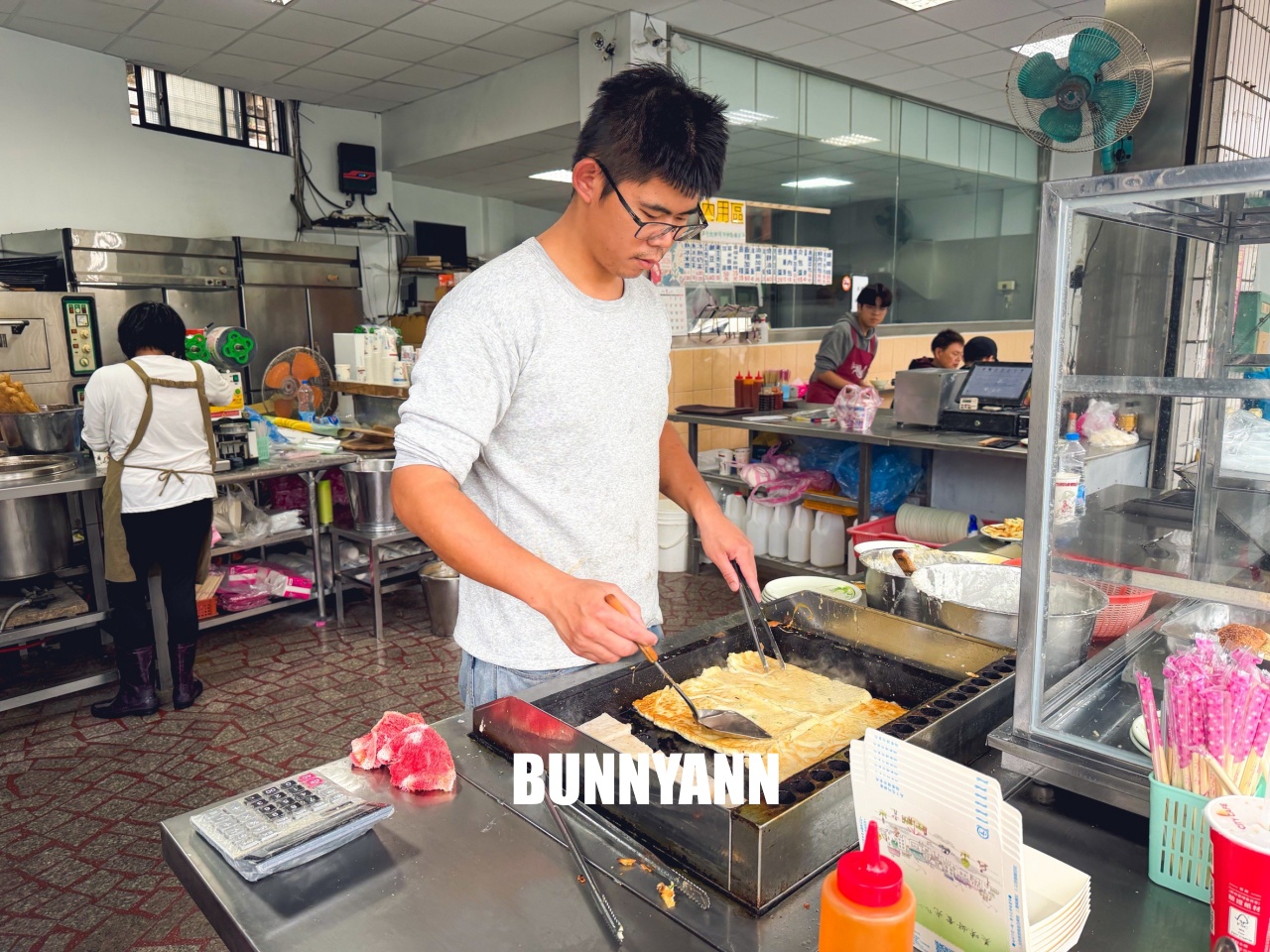 萬里美食【萬里豆漿伯】第三代接手一甲子美味，必吃粉漿蛋餅與美味油飯。