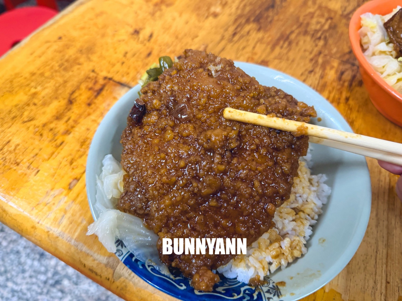 板橋【蔡家排骨飯】福德市場40年排骨飯老字號！免費味噌湯真的很經濟實惠