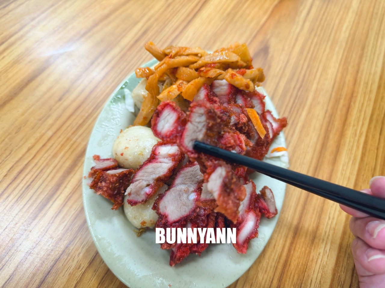 台中【第五市場蚵仔粥】網路4000則好評，必點紅燒肉跟蚵仔粥，超強排隊小吃店分享。