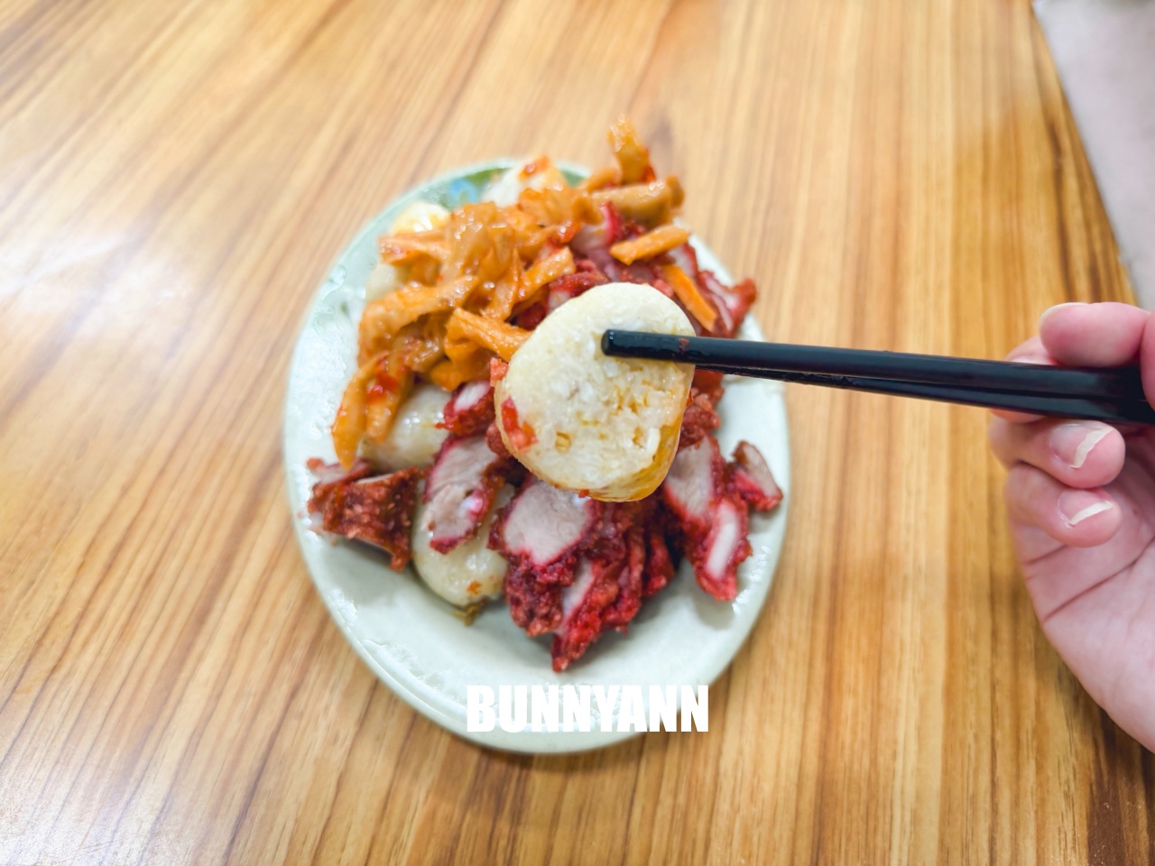 台中【第五市場蚵仔粥】網路4000則好評，必點紅燒肉跟蚵仔粥，超強排隊小吃店分享。