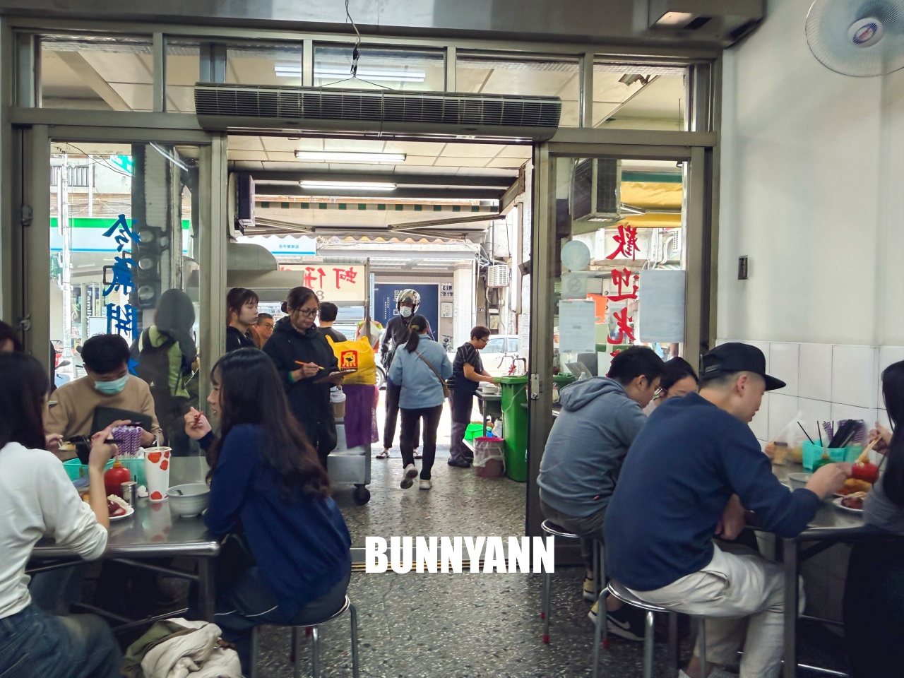 台中【第五市場蚵仔粥】網路4000則好評，必點紅燒肉跟蚵仔粥，超強排隊小吃店分享。