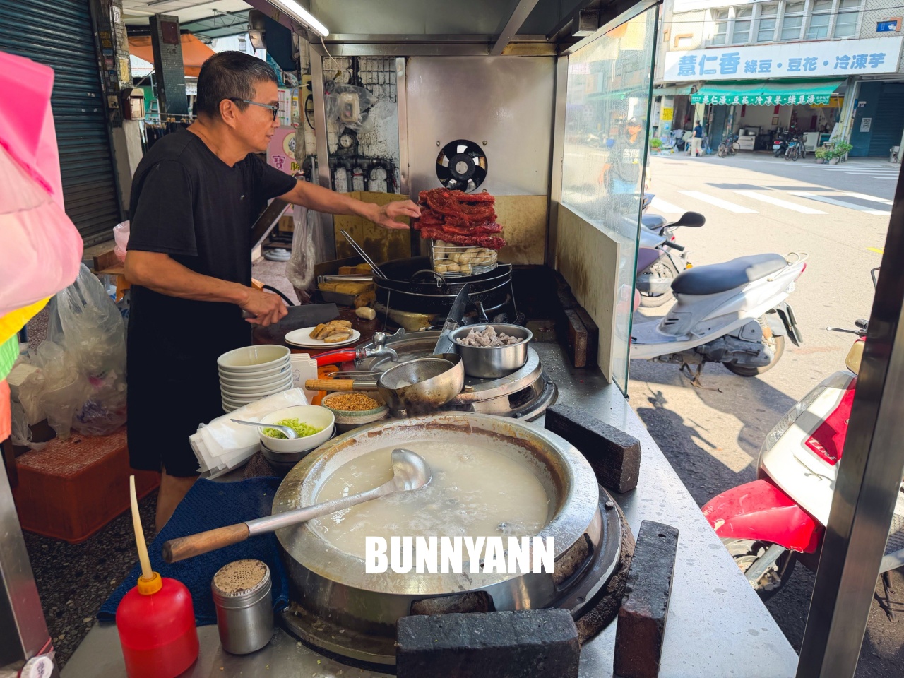 台中【第五市場蚵仔粥】網路4000則好評，必點紅燒肉跟蚵仔粥，超強排隊小吃店分享。