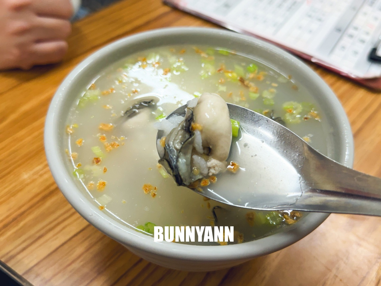 台中【第五市場蚵仔粥】網路4000則好評，必點紅燒肉跟蚵仔粥，超強排隊小吃店分享。