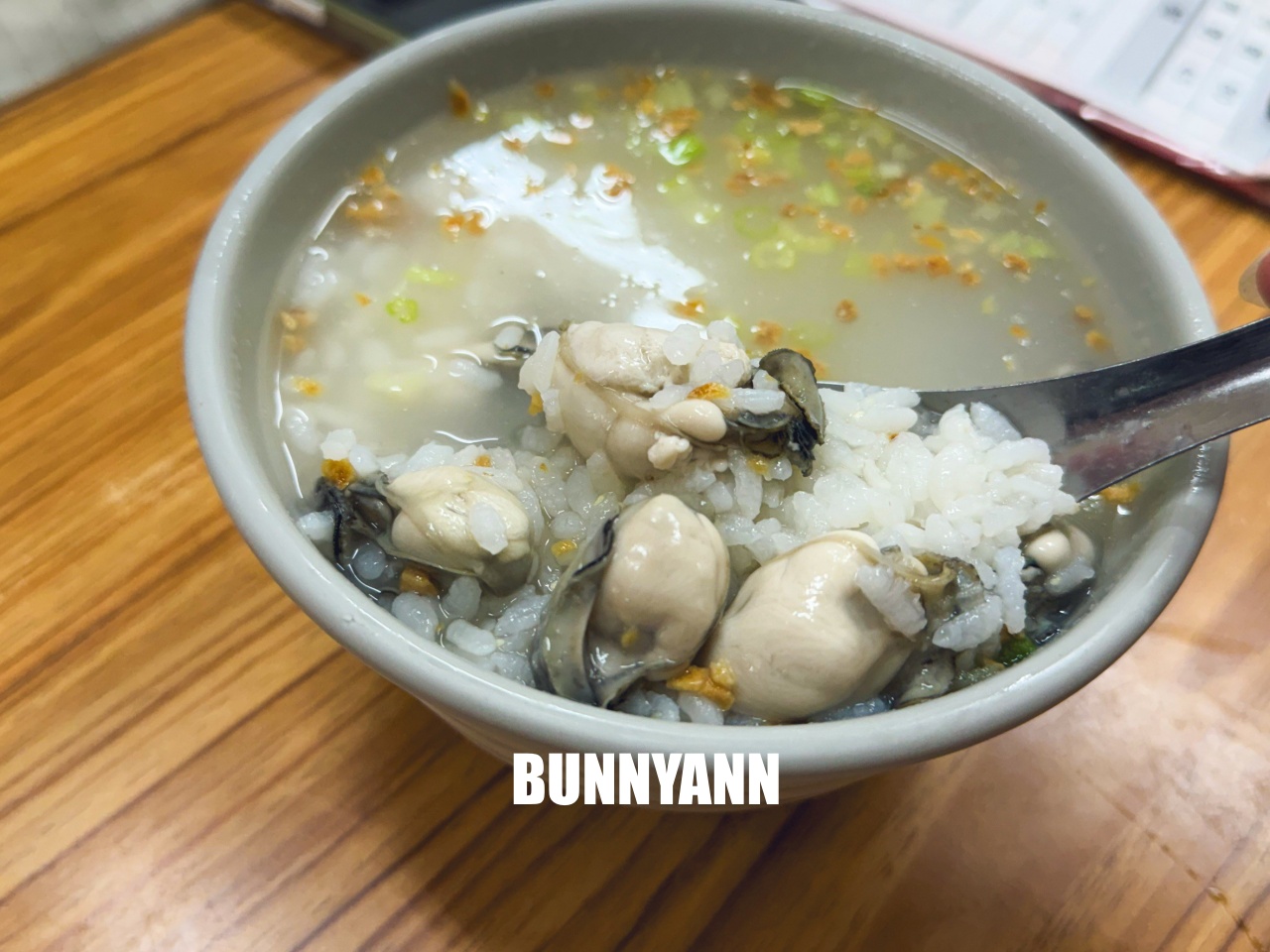 台中【第五市場蚵仔粥】網路4000則好評，必點紅燒肉跟蚵仔粥，超強排隊小吃店分享。