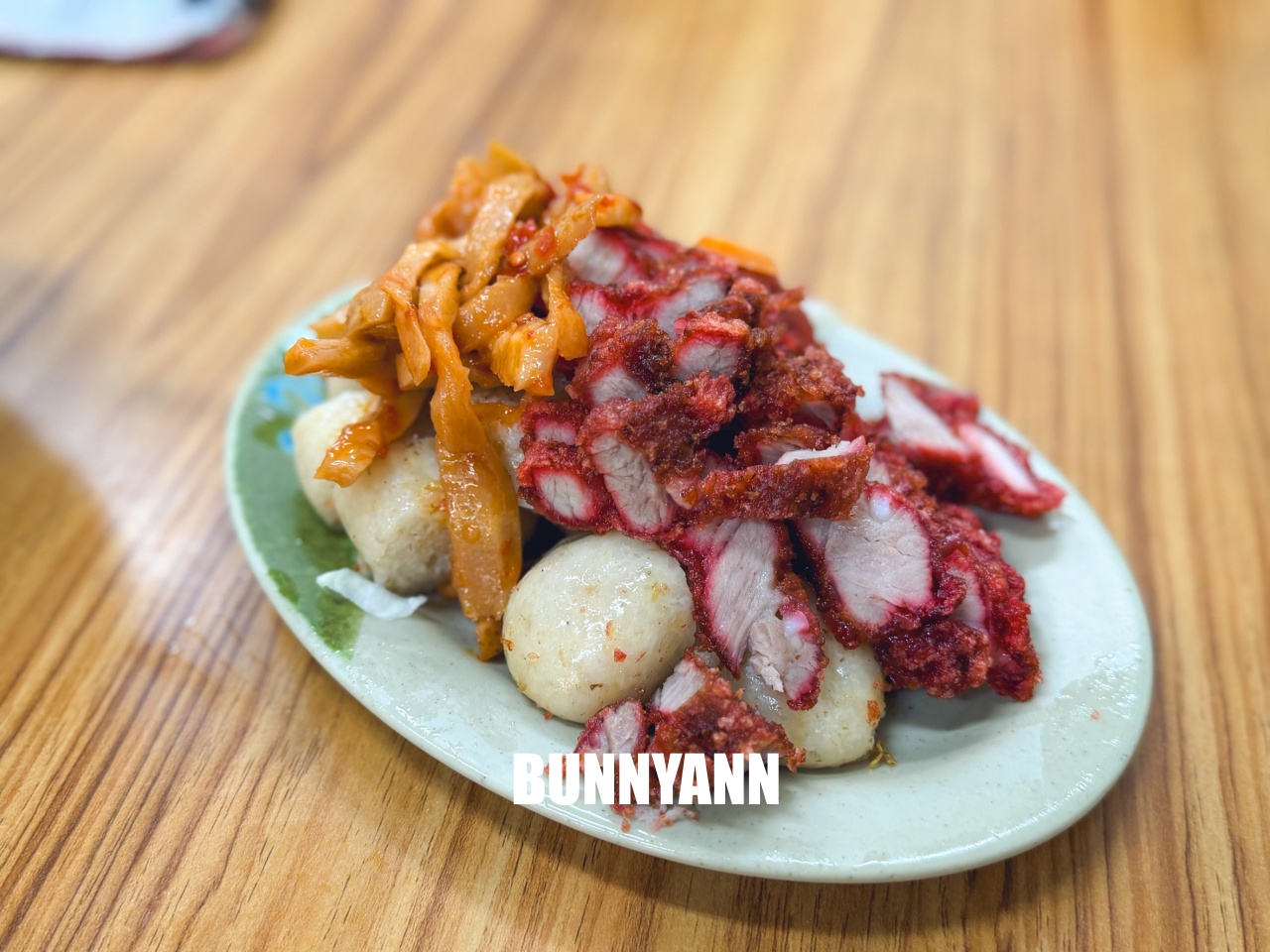 台中【第五市場蚵仔粥】網路4000則好評，必點紅燒肉跟蚵仔粥，超強排隊小吃店分享。