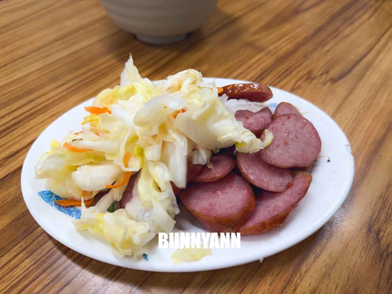 台中【第五市場蚵仔粥】網路4000則好評，必點紅燒肉跟蚵仔粥，超強排隊小吃店分享。