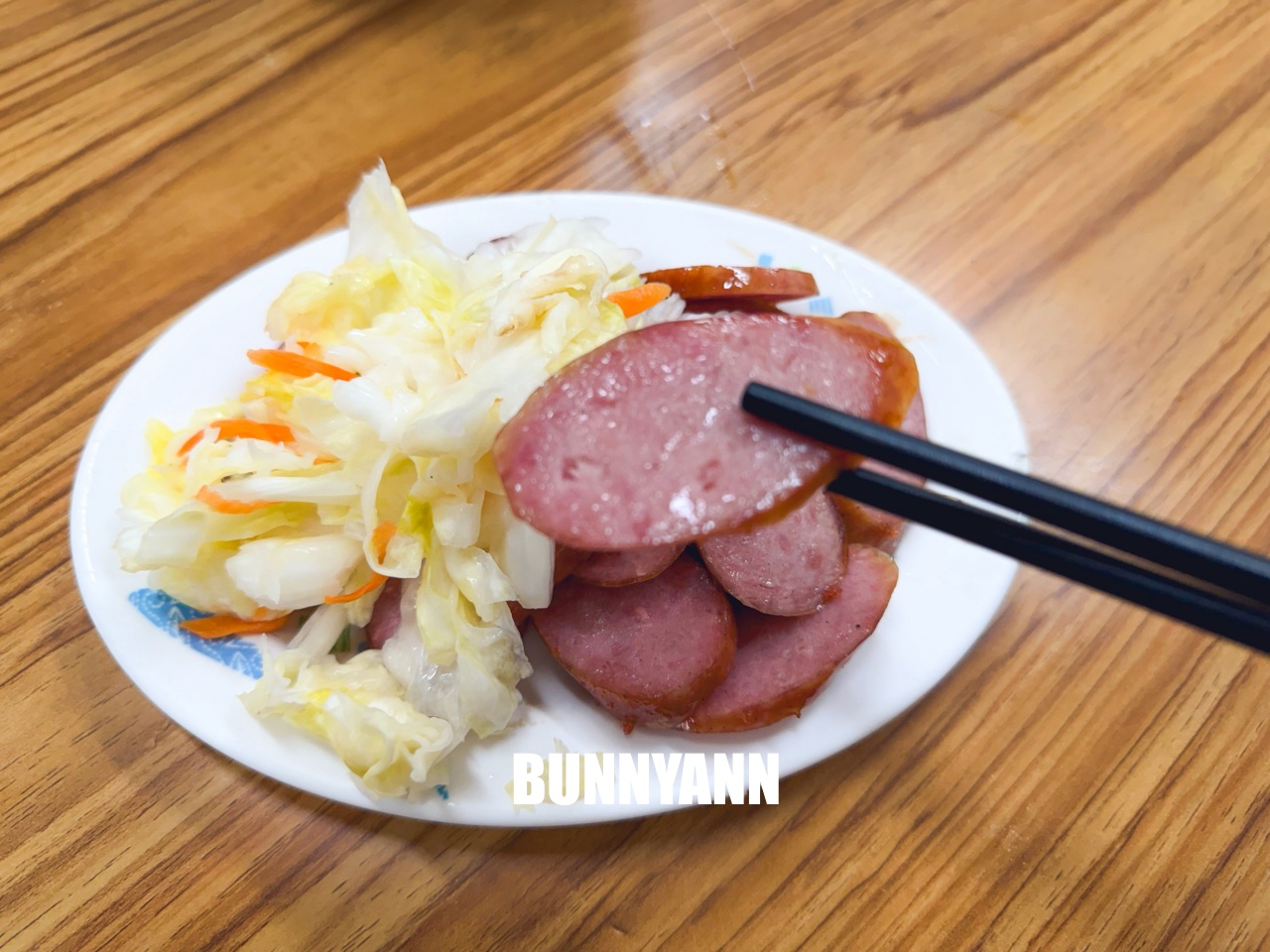 台中【第五市場蚵仔粥】網路4000則好評，必點紅燒肉跟蚵仔粥，超強排隊小吃店分享。