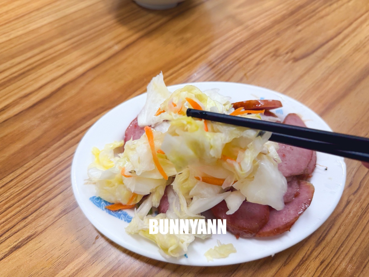 台中【第五市場蚵仔粥】網路4000則好評，必點紅燒肉跟蚵仔粥，超強排隊小吃店分享。