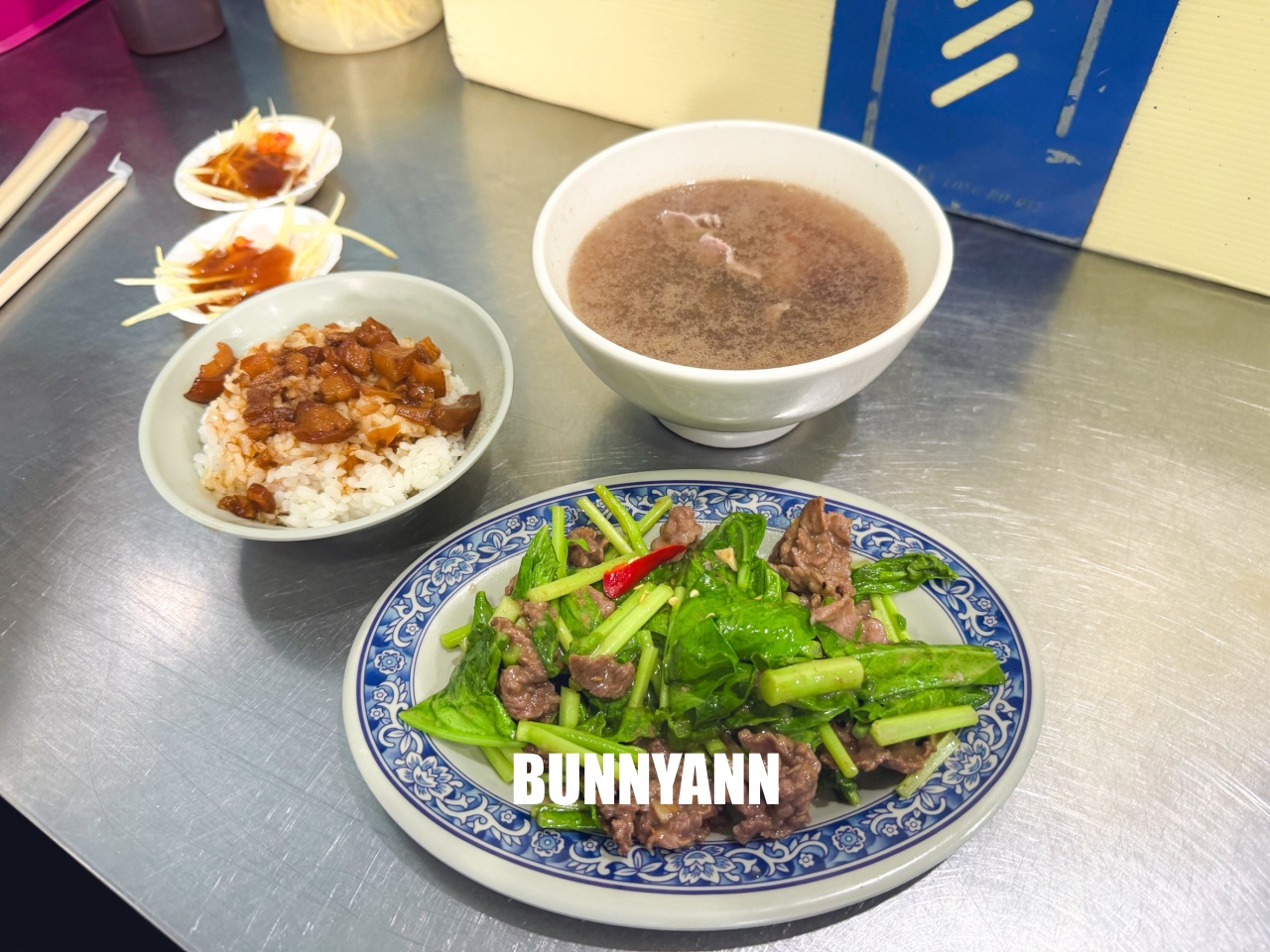 台南【西羅殿牛肉湯】台南人ㄟ早餐,點湯就送肉燥飯,超狂排隊人潮、菜單價位分享。 台南【西羅殿牛肉湯】台南人ㄟ早餐,點湯就送肉燥飯,超狂排隊人潮、菜單價位分享。