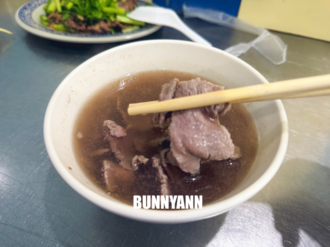 台南【西羅殿牛肉湯】台南人ㄟ早餐,點湯就送肉燥飯,超狂排隊人潮、菜單價位分享。 台南【西羅殿牛肉湯】台南人ㄟ早餐,點湯就送肉燥飯,超狂排隊人潮、菜單價位分享。