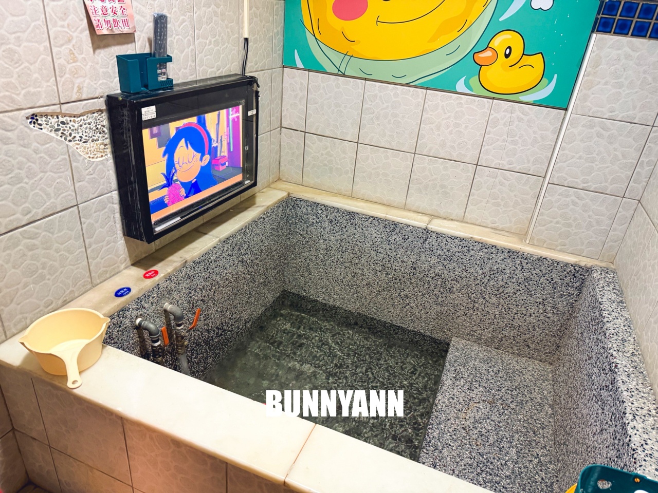 烏來【阿湯哥溫泉】湯屋內有電視加上河景的平價溫泉湯屋