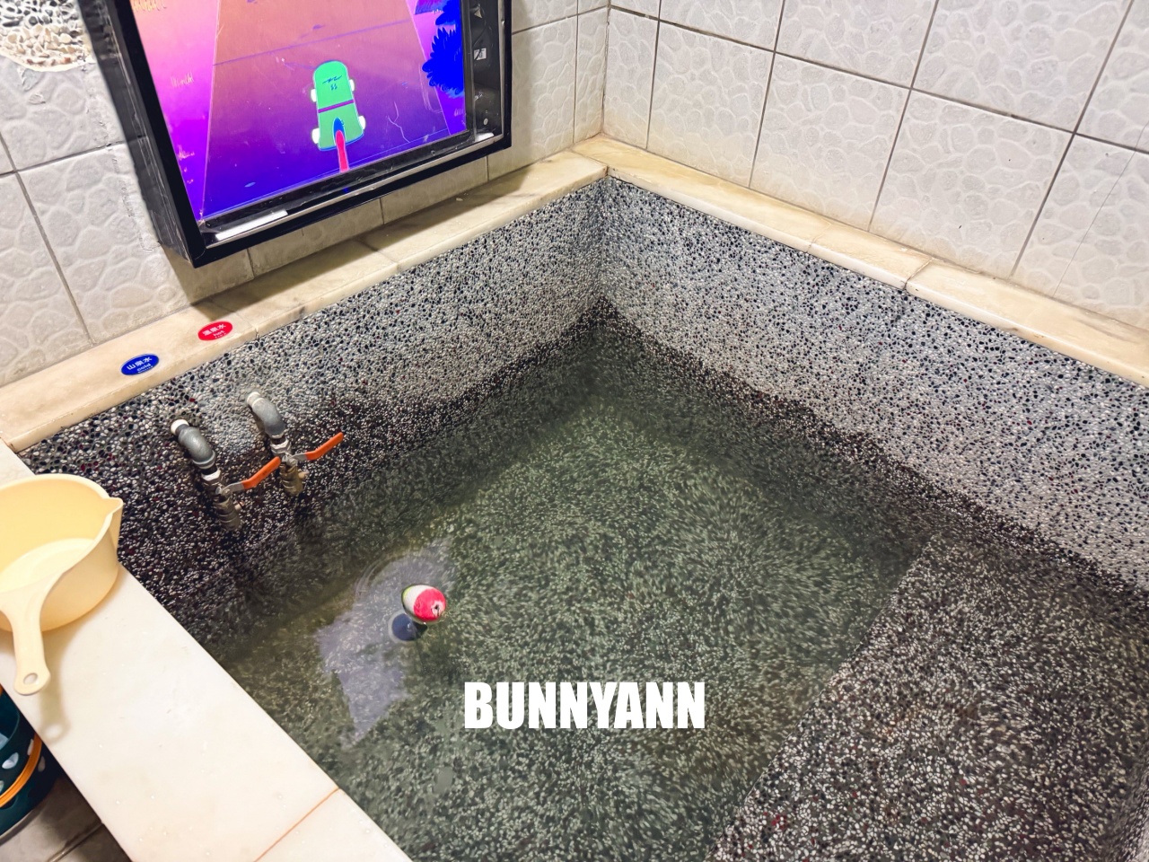 烏來【阿湯哥溫泉】湯屋內有電視加上河景的平價溫泉湯屋