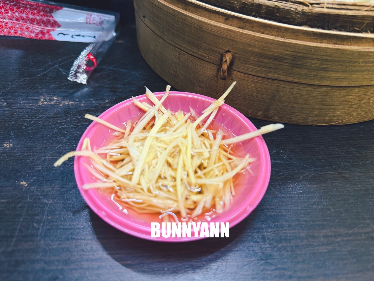 台北【黃金麵線】人氣版蚵仔大腸麵線糊一賣數十個年頭