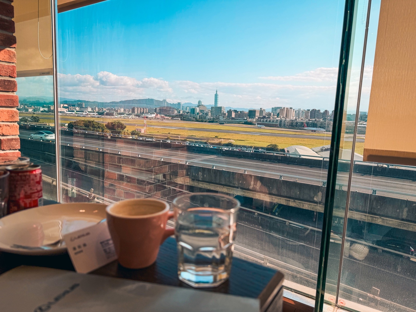 台北【國都LEXUS濱江服務廠】全台最美貴賓休息室，精品 UCC 咖啡、看飛機起降一日遊。