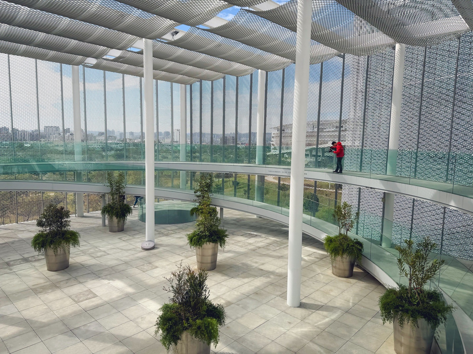 台中【臺中綠美圖】絕美公園中的圖書館,白色森林、雲朵閱讀區、親子停車全攻略。 台中【臺中綠美圖】絕美公園中的圖書館,白色森林、雲朵閱讀區、親子停車全攻略。