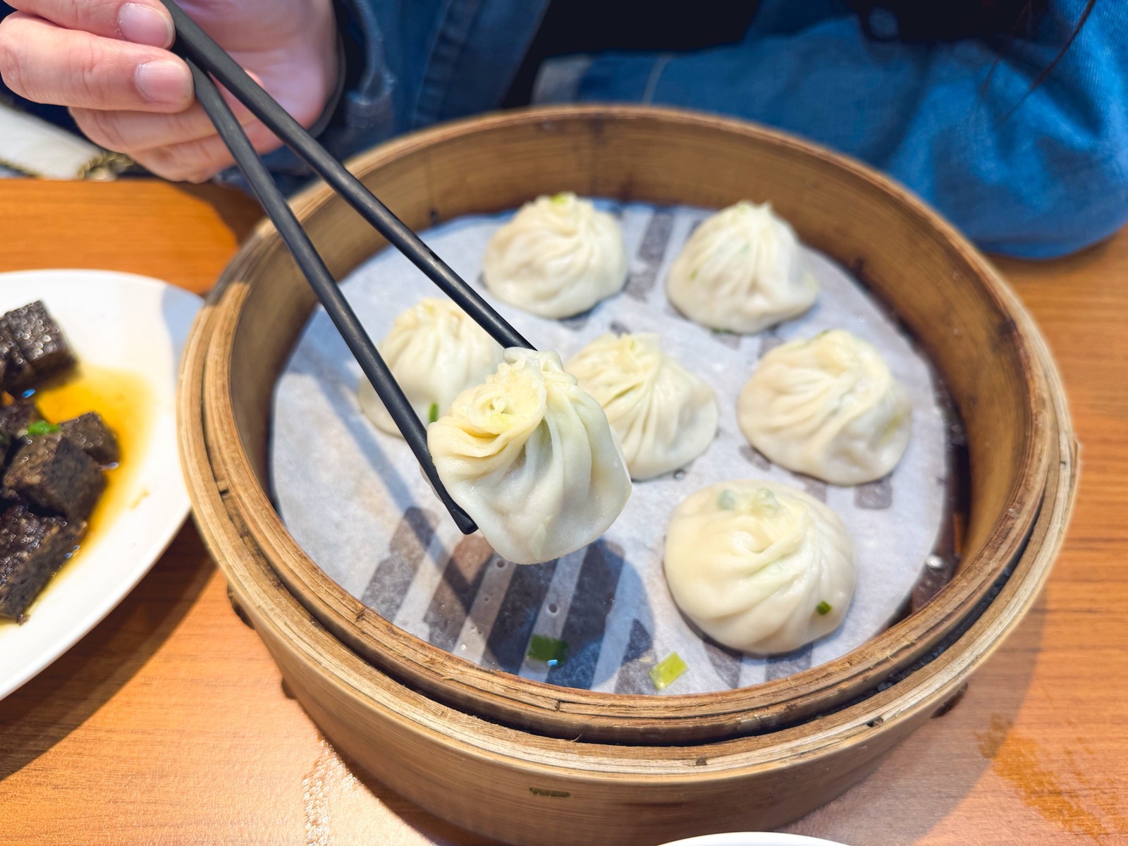 嘉義美食【京站永春湯包麵館】嘉義版鼎泰豐！現點現包皮薄爆汁超誘人，CP值高到爆棚！ @小兔小安*旅遊札記