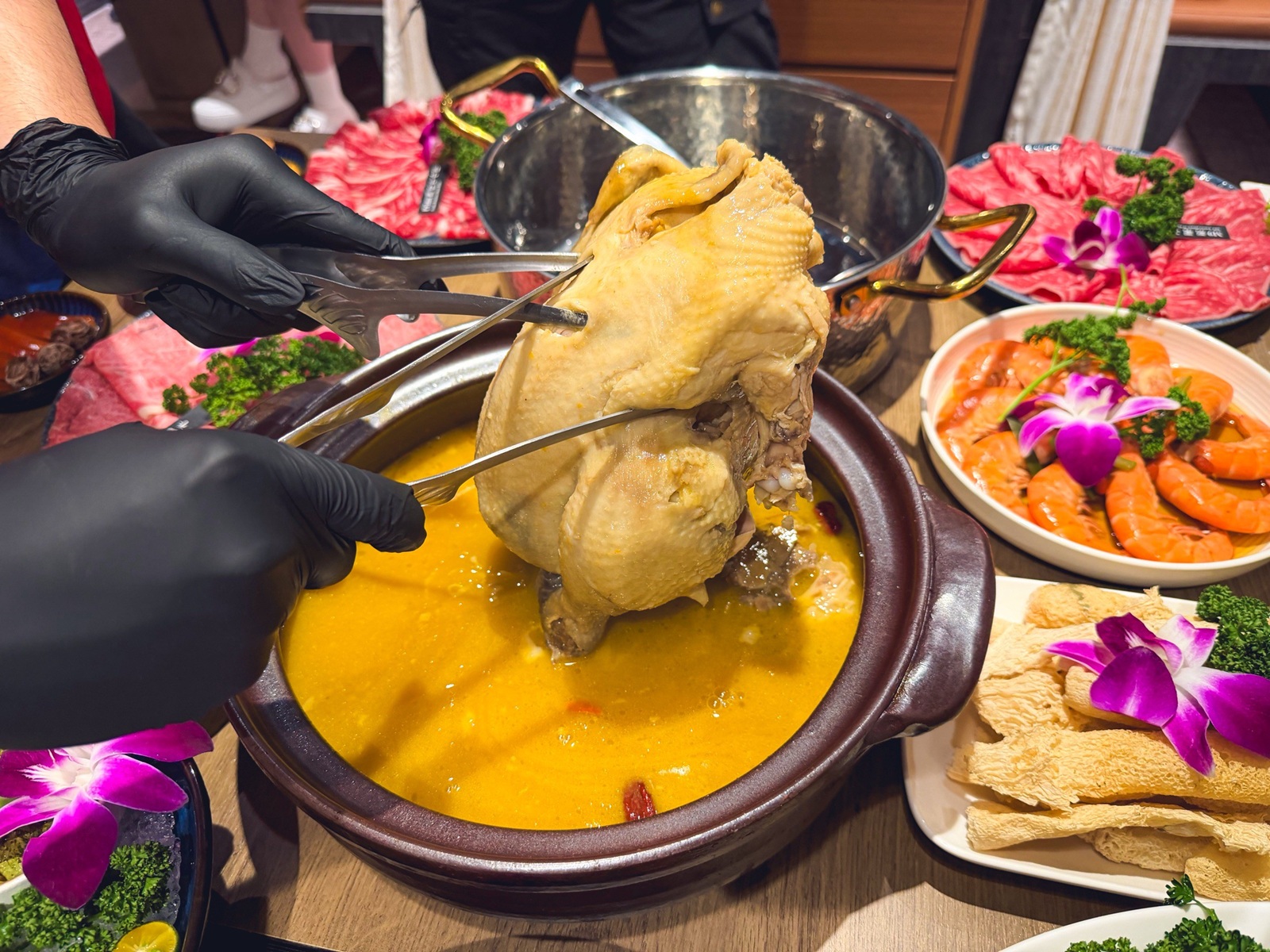 台北信義區美食「君曜雞湯」，被譽為雞湯界的LV！濃郁金黃湯頭超銷魂，包廂聚餐推薦