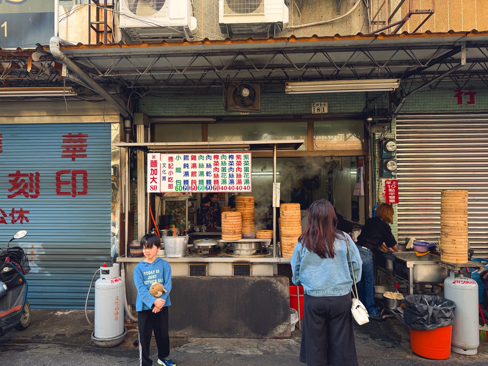 嘉義美食【德記小吃部】巷弄內的隱藏版巨無霸小籠包，現包現蒸太誘人，一籠只要60元CP值炸裂！